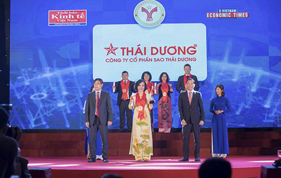 ThS. DS Bùi Thị Song Sơn đại diện Sao Thái Dương nhận giải thưởng Rồng vàng 2017