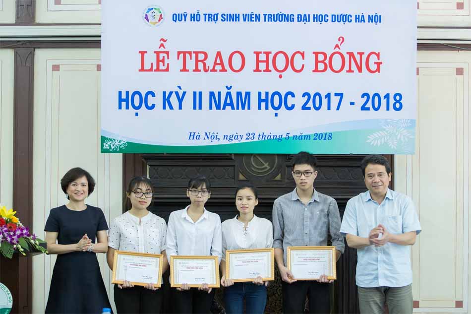 Sao Thái Dương trao tặng học bổng cho Đại Học Dược