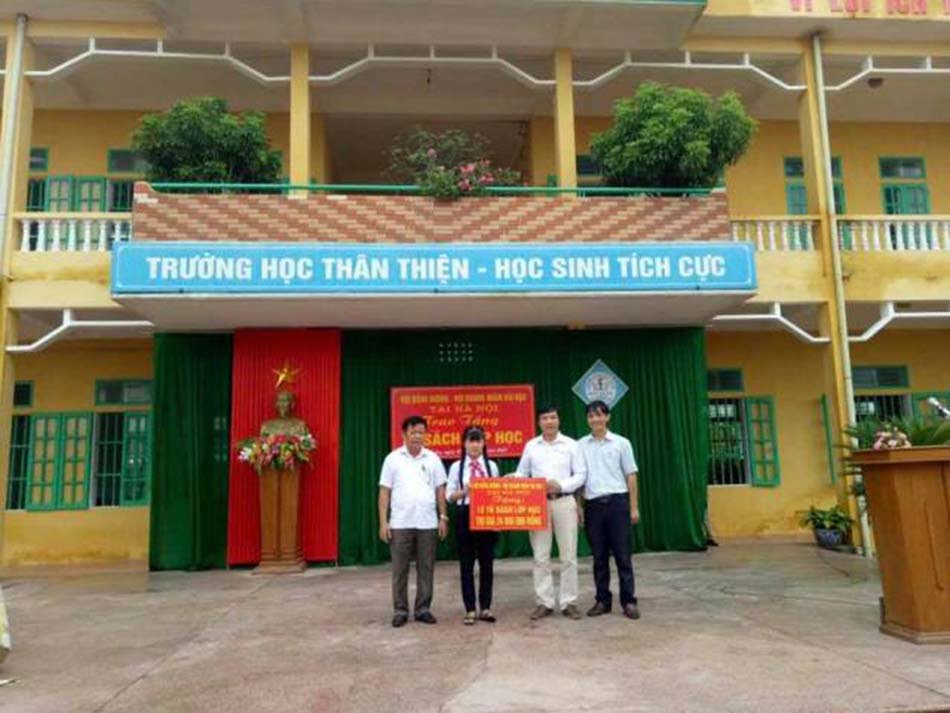 Anh Lê Việt Nam - đại diện Công ty CP Sao Thái Dương trao tặng tủ sách cho trường TH Hải Xuân