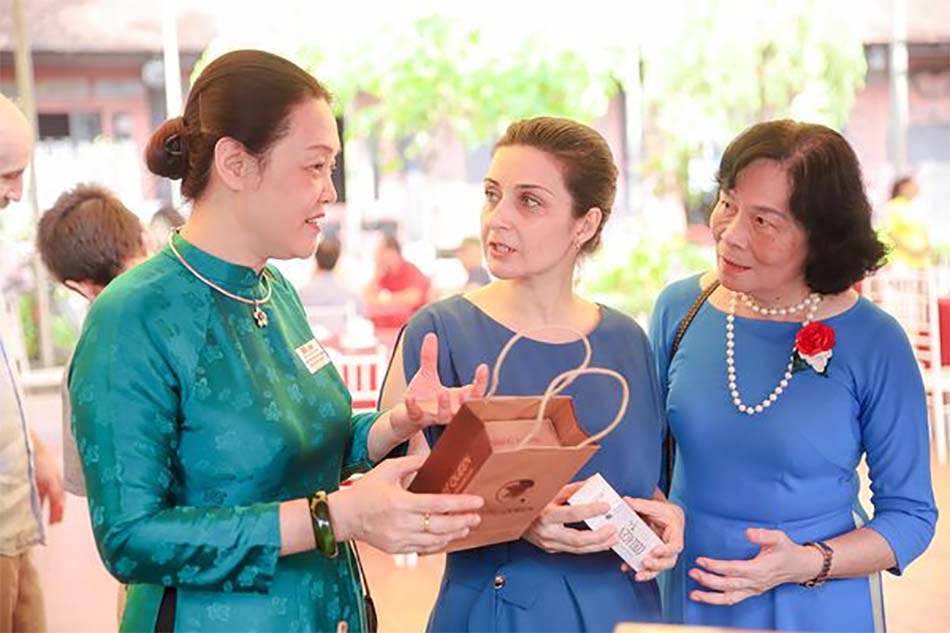 Đại sứ Bulgaria tại Việt Nam Marinela Petkova (ở giữa ) đang giới thiệu về bộ sản phẩm Collagen Tây Thi của Sao Thái Dương