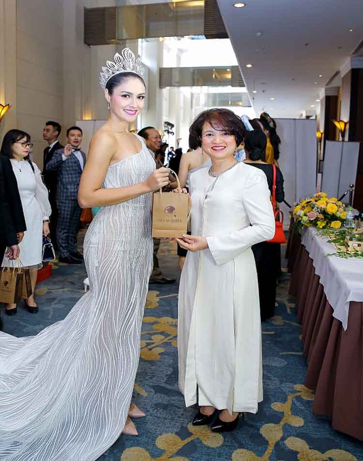 TS.DS Nguyễn Thị Hương Liên  Phó Tổng giám đốc Sao Thái Dương cùng Hoa hậu Hoàn vũ thế giới 2005 Natalie Glebova