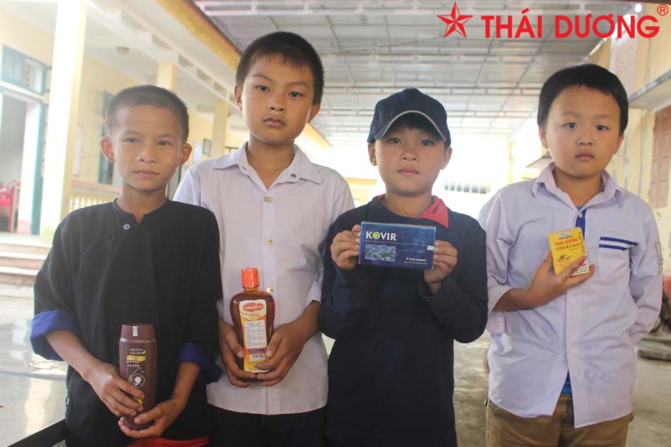 Các em học sinh vui vẻ khi được nhận quà tặng như viên uống Kovir, dầu gừng Thái Dương