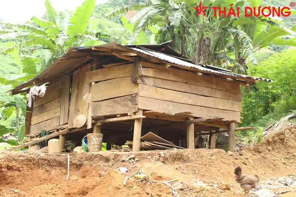 Ngôi nhà cũ bị vùi lấp hoàn trong đất nên nhiều hộ dân phải dựng nhà tạm bợ sinh sống
