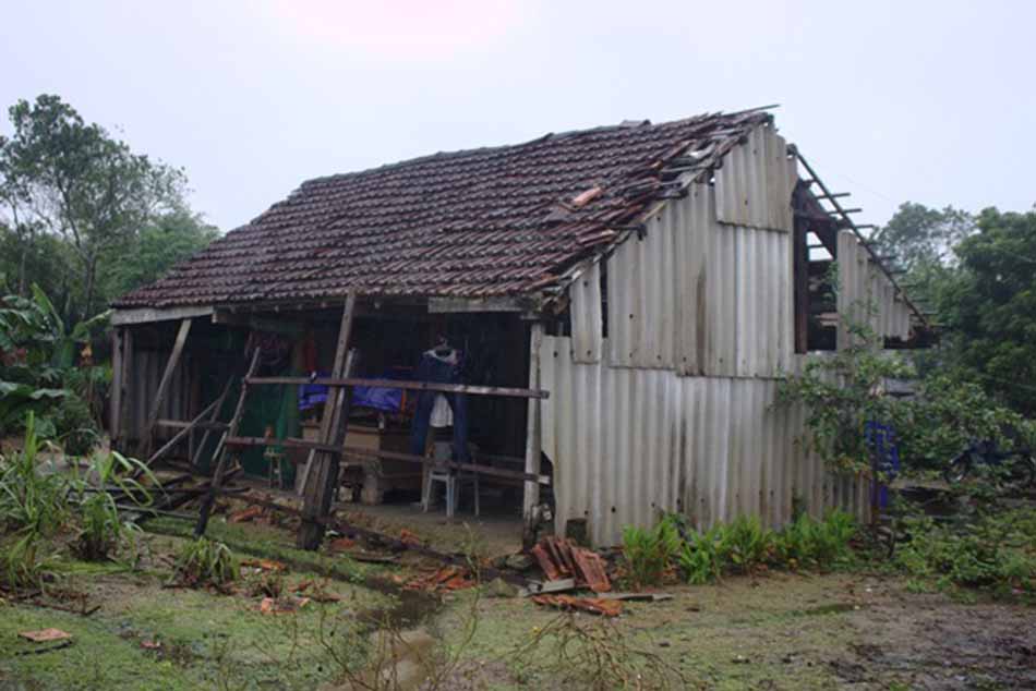 Căn nhà bị thiệt hại nặng nề do bão các hộ dân phải dựng che chắn tạm để ở
