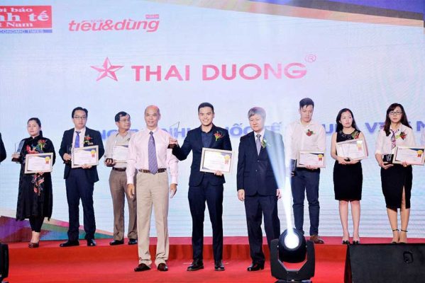 Ông Vũ Hoàng Tú – Đại diện CTCP Sao Thái Dương lên nhận cup Top 5 sản phẩm Tin & Dùng 2017.