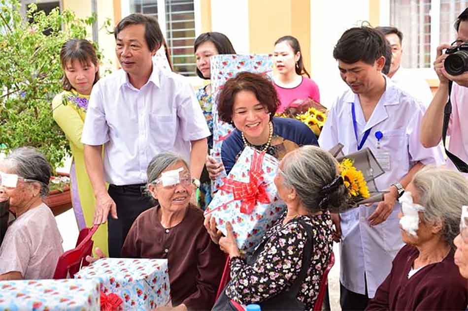 Phó Tổng Giám Đốc Nguyễn Thị Hương Liên trao quà tặng cho bệnh nhân mổ đục thủy tinh thể