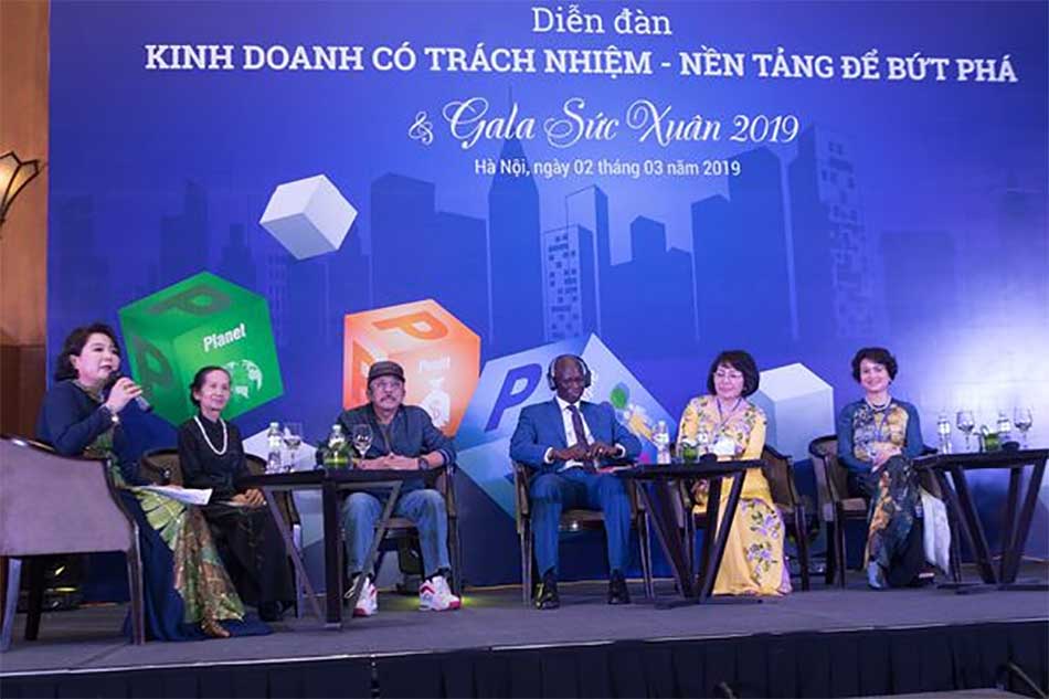 Thạc sỹ dược học Nguyễn Thị Hương Liên - Phó giám đốc Công ty cổ phần Sao Thái Dương cùng 4 diễn giả tại sự kiện