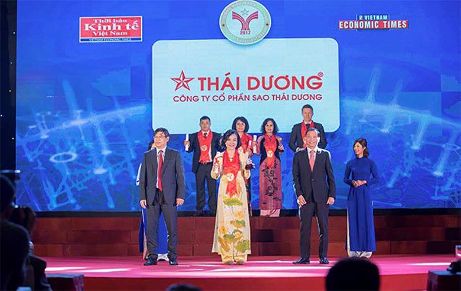 ThS. DS Bùi Thị Song Sơn đại diện Sao Thái Dương nhận giải thưởng Rồng Vàng.