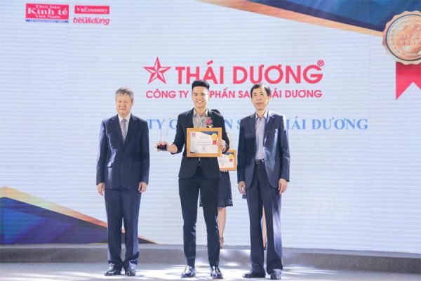 Đại diện của Sao Thái Dương nhận bằng khen Top 100 thương hiệu Tin & Dùng 2018