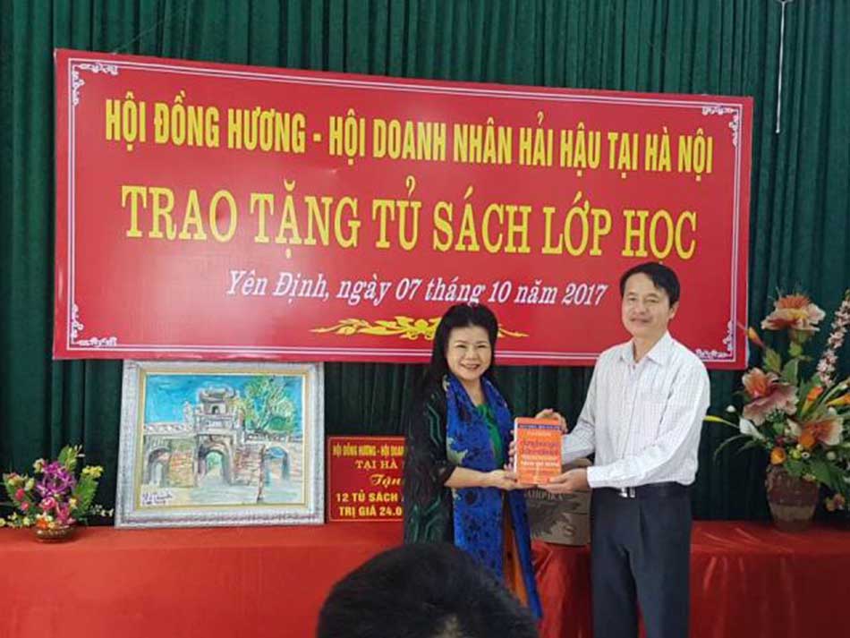 Họa sĩ Dương Văn Thành trao tặng sách cho trường THCS chất lượng cao Hải Hậu.