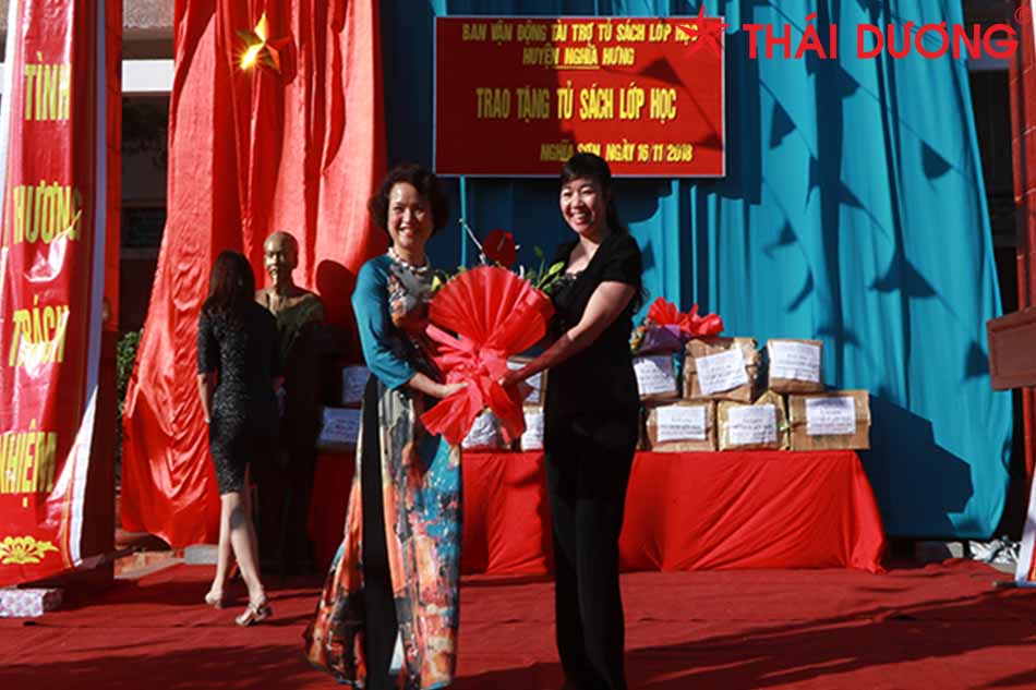Bà Nguyễn Thị Hương Liên nhận hoa tri ân từ đại diện nhà trường.