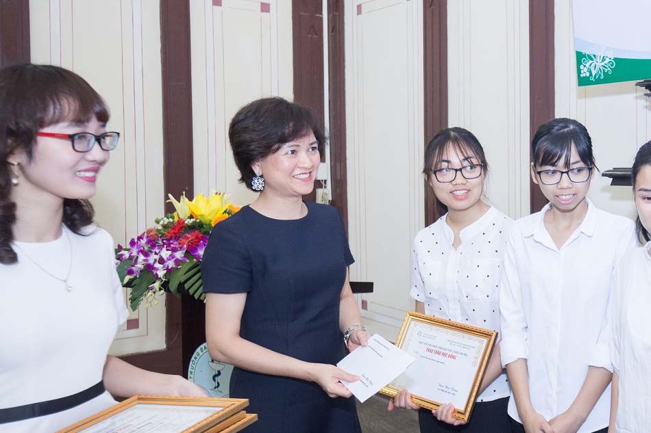 Ths. dược học Nguyễn Thị Hương Liên, Phó Tổng Giám Đốc Sao Thái Dương đã đến tham dự và trao học bổng cho các sinh viên.