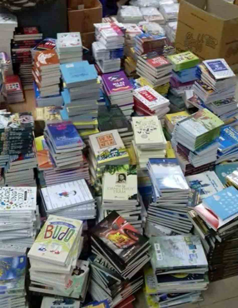 Hàng loại sách được các tổ chức quyên góp tặng trường