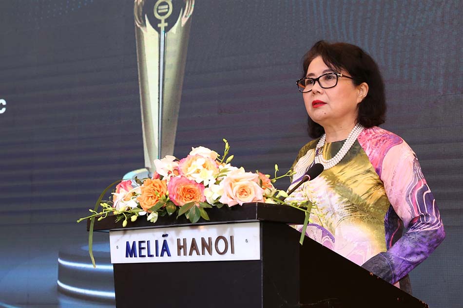 Bà Nguyễn Thị Tuyết Minh, chủ tịch Hội đồng Doanh nhân nữ Việt Nam phát biểu tại lễ trao giải