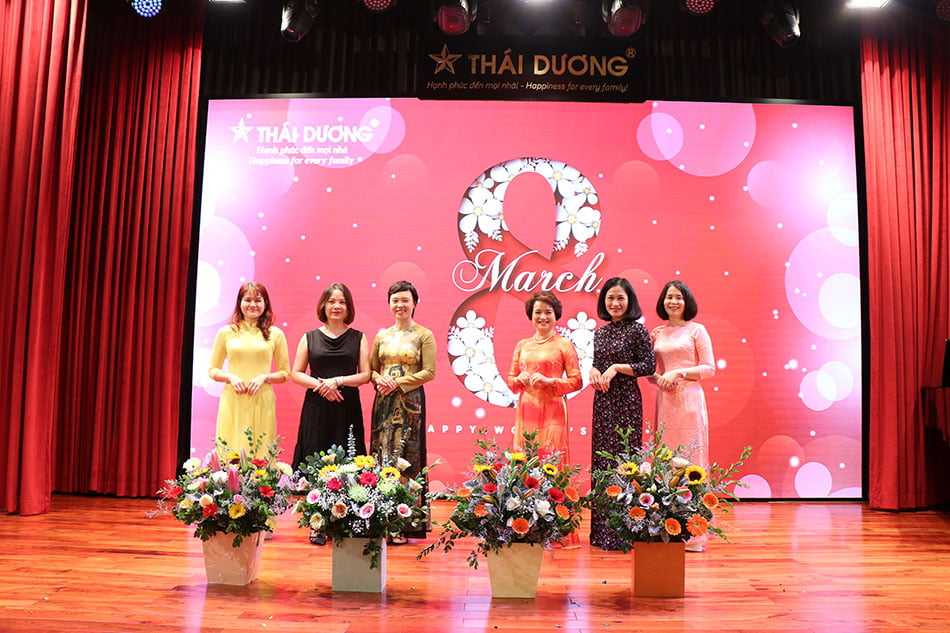 Chị Nguyễn Thị Hương Liên - Phó tổng giám đốc - Đồng sáng lập công ty cổ phần Sao Thái Dương tham gia chụp ảnh lưu niệm cùng với chị em trong công ty.