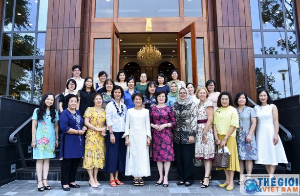 Nhóm AWCH tìm hiểu về các sản phẩm thảo dược của Việt Nam tại Sao Thái Dương