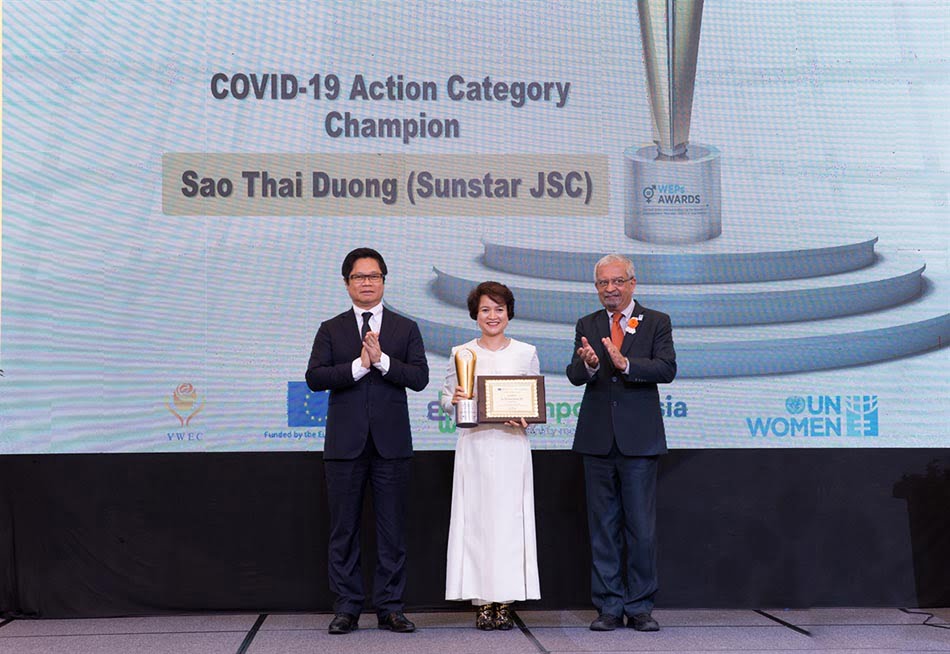 Bà Nguyễn Thị Hương Liên - Đại diện công ty Sao Thái Dương lên nhận giải