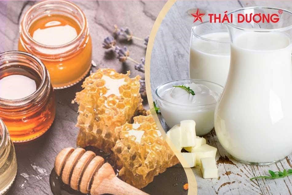 Sữa tươi không đường và mật ong dưỡng ẩm da