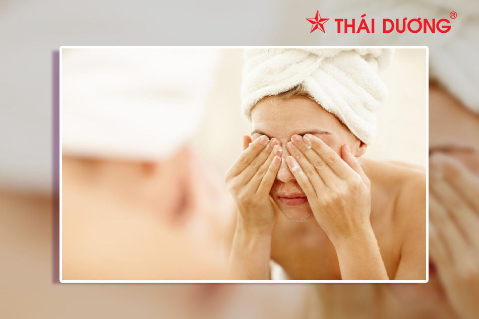 Rửa mặt trong quy trình chăm sóc da spa
