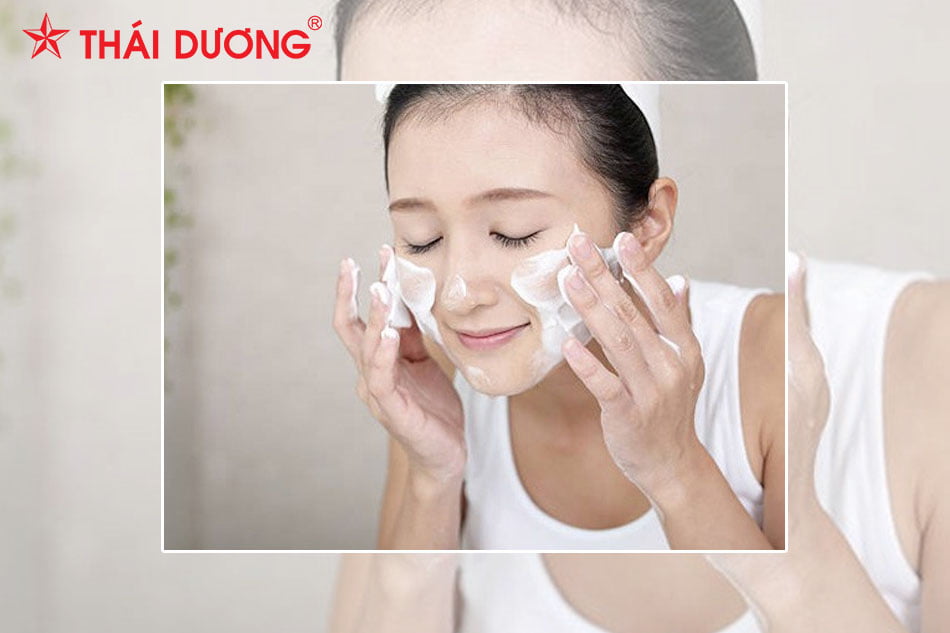 Utilisez un nettoyant pour le visage pour nettoyer votre peau