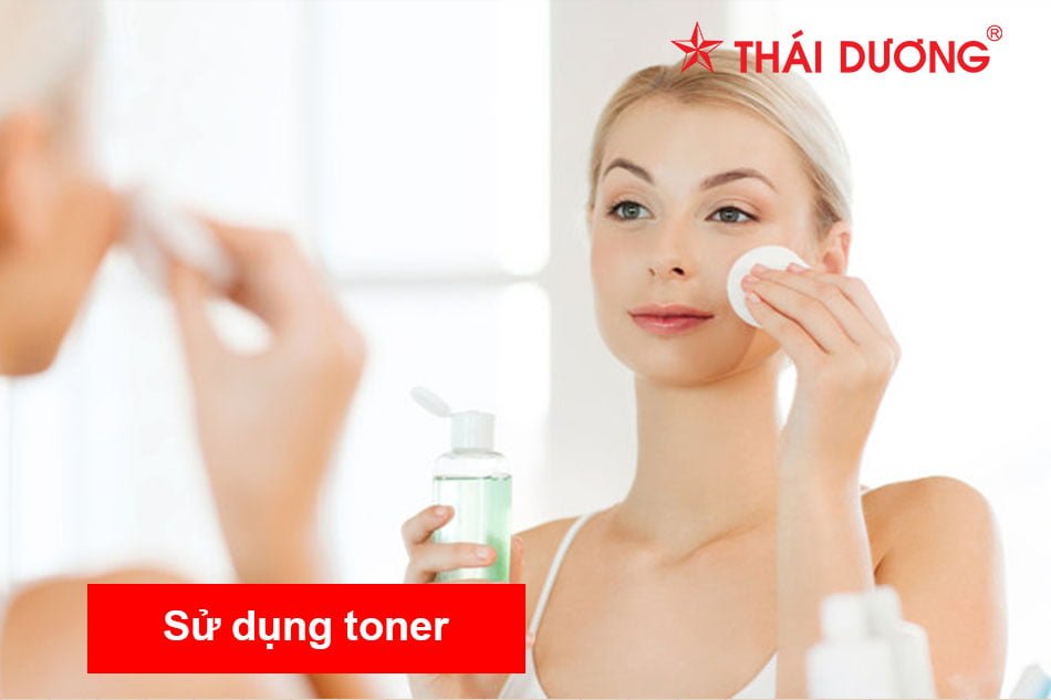 Sử dụng toner sau khi rửa mặt để dưỡng ẩm da hỗn hợp thiên dầu
