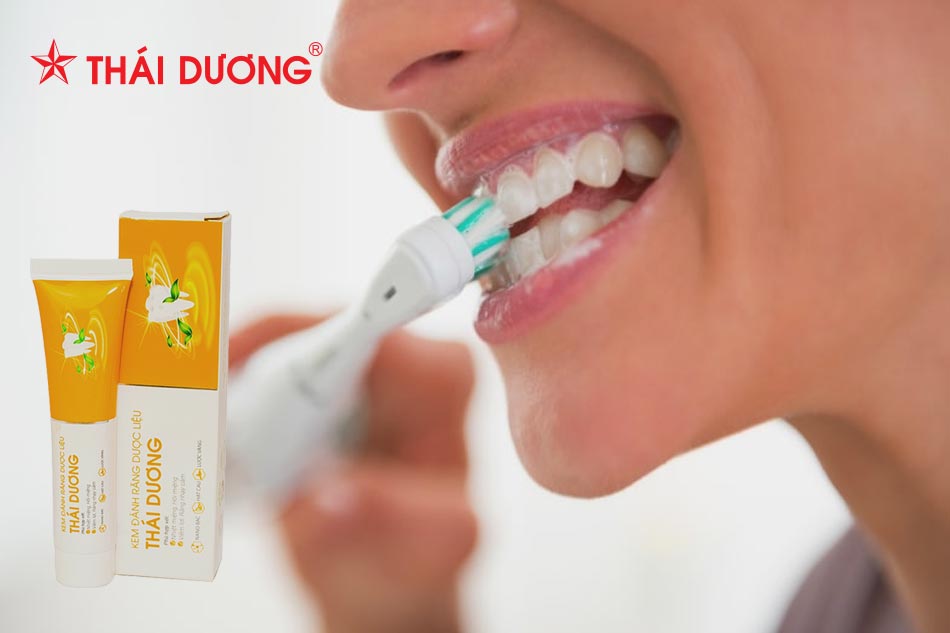 Vệ sinh răng miệng đúng cách ngừa chảy máu chân răng