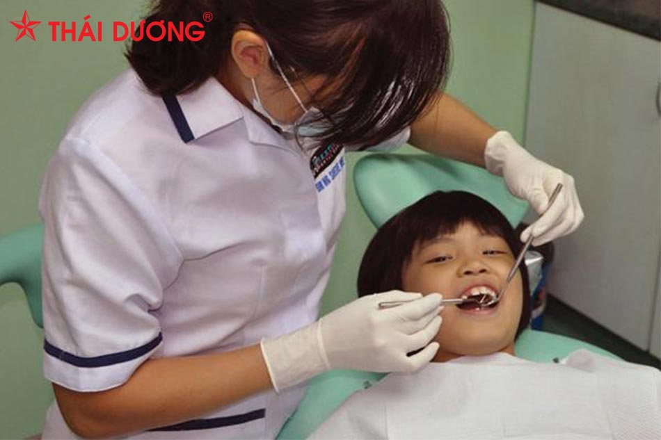 Tẩy vết đen trên răng cho trẻ em tại nha sĩ