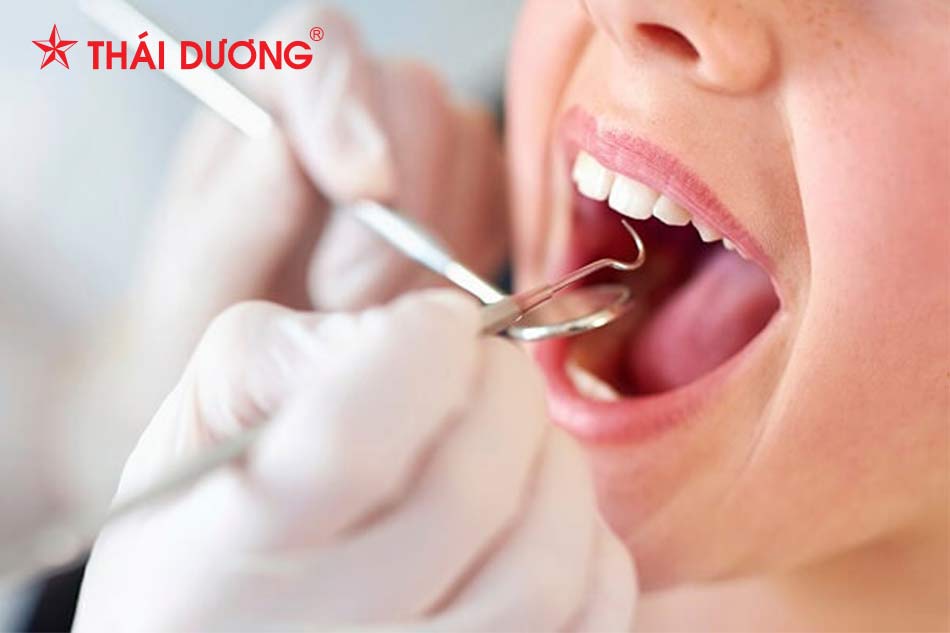 Làm sạch mảng bám trên răng tại phòng nha khoa