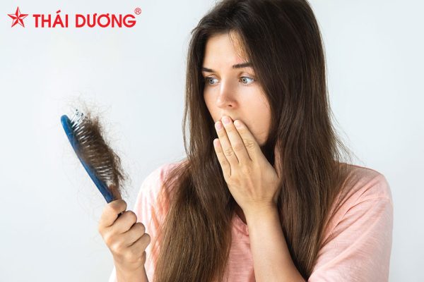 Rụng tóc ở tuổi 18 thường có nhiều nguyên nhân