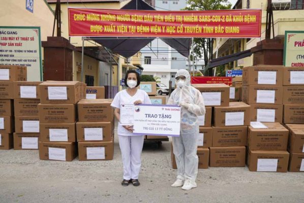 Trao tặng sản phẩm hỗ trợ điều trị COVID-19 tới Bệnh viện YHCT Tỉnh Bắc Giang