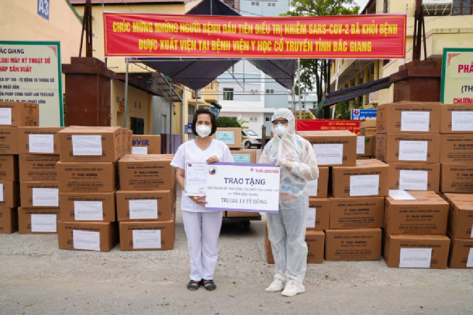 Trao tặng sản phẩm hỗ trợ điều trị Covid 19 tới Bệnh viện YHCT Tỉnh Bắc Giang