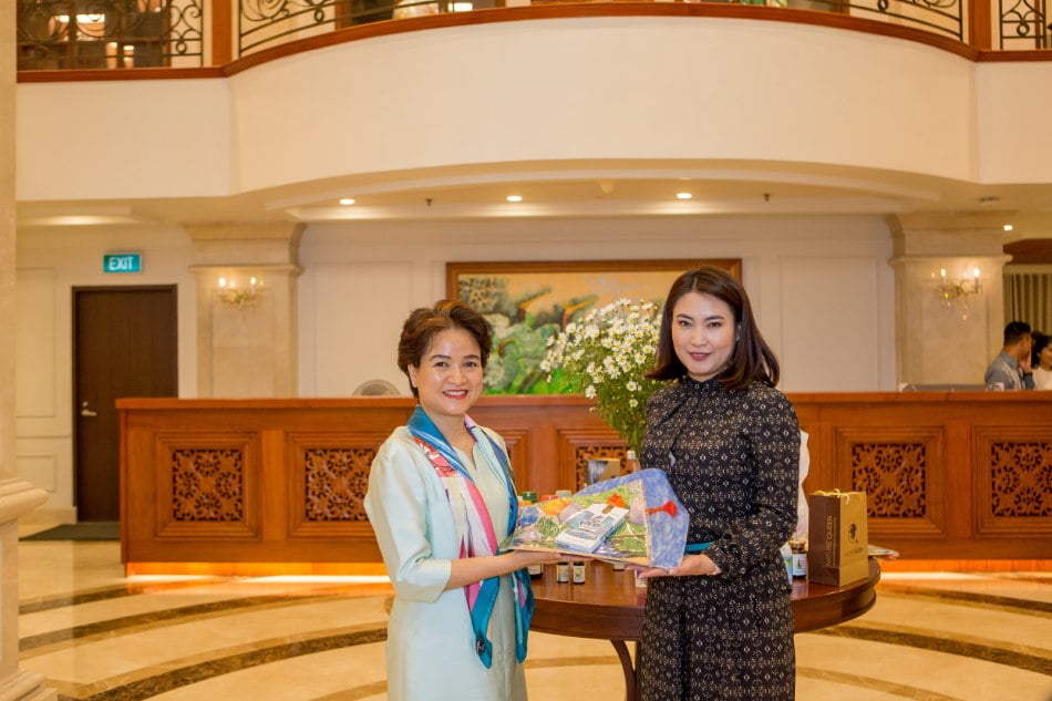 Bà Gangamurun Ganbaatar - Giám đốc Trung tâm hỗ trợ DN NVV thành phố Ulanbator đã dành tặng món quà lưu niệm tới đại diện Sao Thái Dương